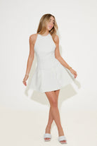 Elegantes weißes Kleid für Damen, ärmellos mit ausgestelltem Rock. Perfekt für Sommermode, Partys und elegante Anlässe. Hochwertige Stoffqualität.