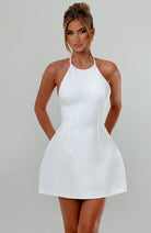 Weißes Cocktailkleid mit Neckholder, figurbetontem Schnitt und elegantem Design. Perfekt für Partys und besondere Anlässe. Damenmode, Abendkleid.