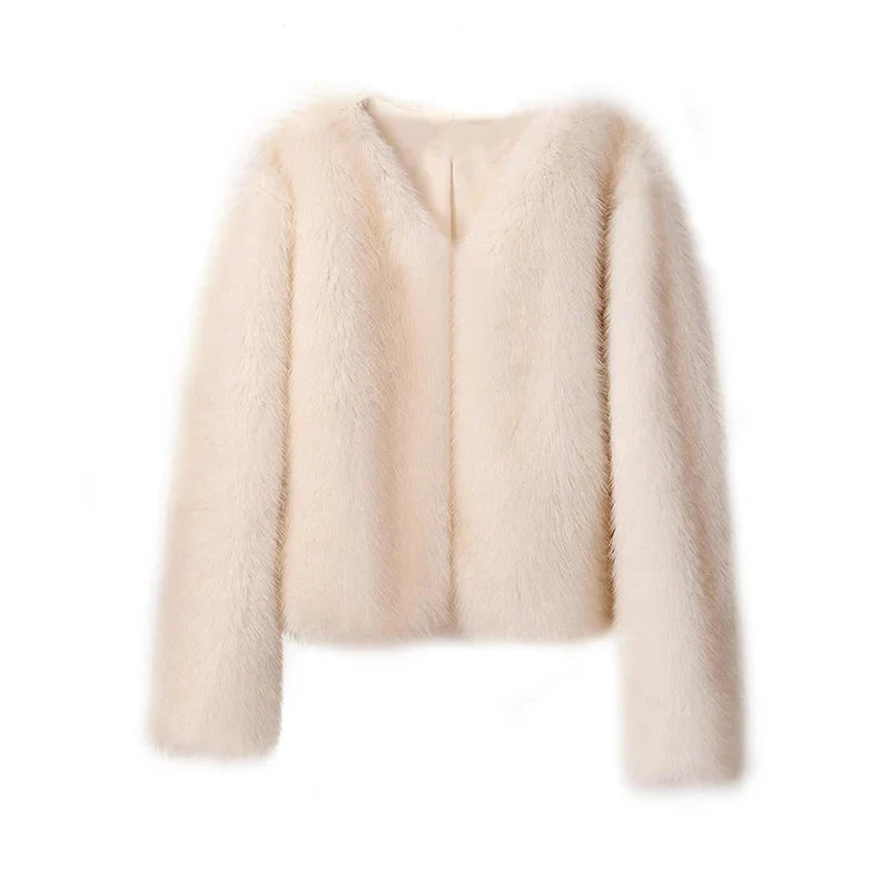 Luxuriöser Kunstpelzmantel für Damen, Winter 2023. Modisches Design, ideal für Streetwear und Fashion Week. Eleganter, warmer Look.