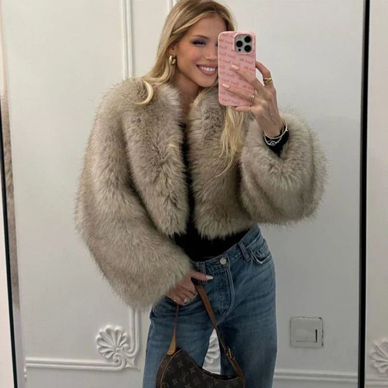 Damenmode 2023: Luxuriöser, cropped Kunstpelzmantel in Beige, ideal für den Winter. Trendige Streetwear, kombiniert mit Jeans und Designer-Handtasche.