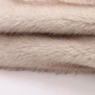 Luxuriöser Kunstpelzmantel in Beige, ideal für Winter 2023. Modetrend, Streetstyle, Damenmode, warme Oberbekleidung, stilvoll und elegant.
