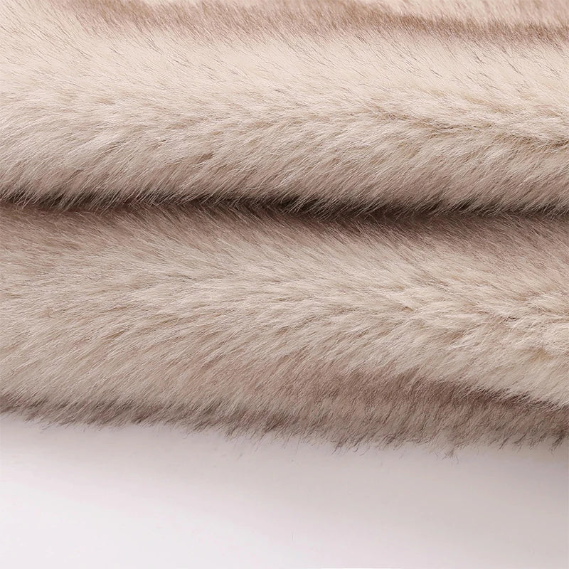 Luxuriöser Kunstpelzmantel in Beige, ideal für Winter 2023. Modetrend, Streetstyle, Damenmode, warme Oberbekleidung, stilvoll und elegant.