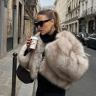 Faux-Fur-Mantel Damen Winter 2023, luxuriös und modisch, ideal für Streetstyle. Perfekt für kalte Tage, kombiniert mit Sonnenbrille und Kaffee.