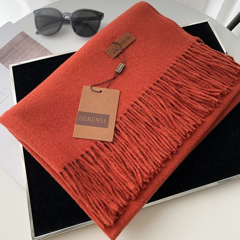 Luxuriöser roter Schal aus Kaschmir mit Fransen, stilvoll und weich. Perfekt für Herbst und Winter. Ideal als Geschenk oder modisches Accessoire.