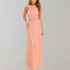 Elegantes, langes Abendkleid in zartem Rosa mit asymmetrischem Ausschnitt und Wickeldesign. Perfekt für formelle Anlässe und Hochzeiten.