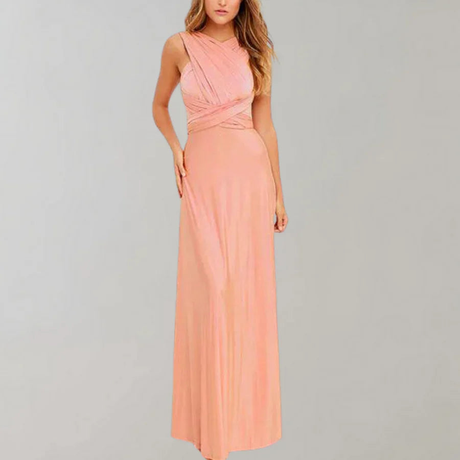 Elegantes, langes Abendkleid in zartem Rosa mit asymmetrischem Ausschnitt und Wickeldesign. Perfekt für formelle Anlässe und Hochzeiten.