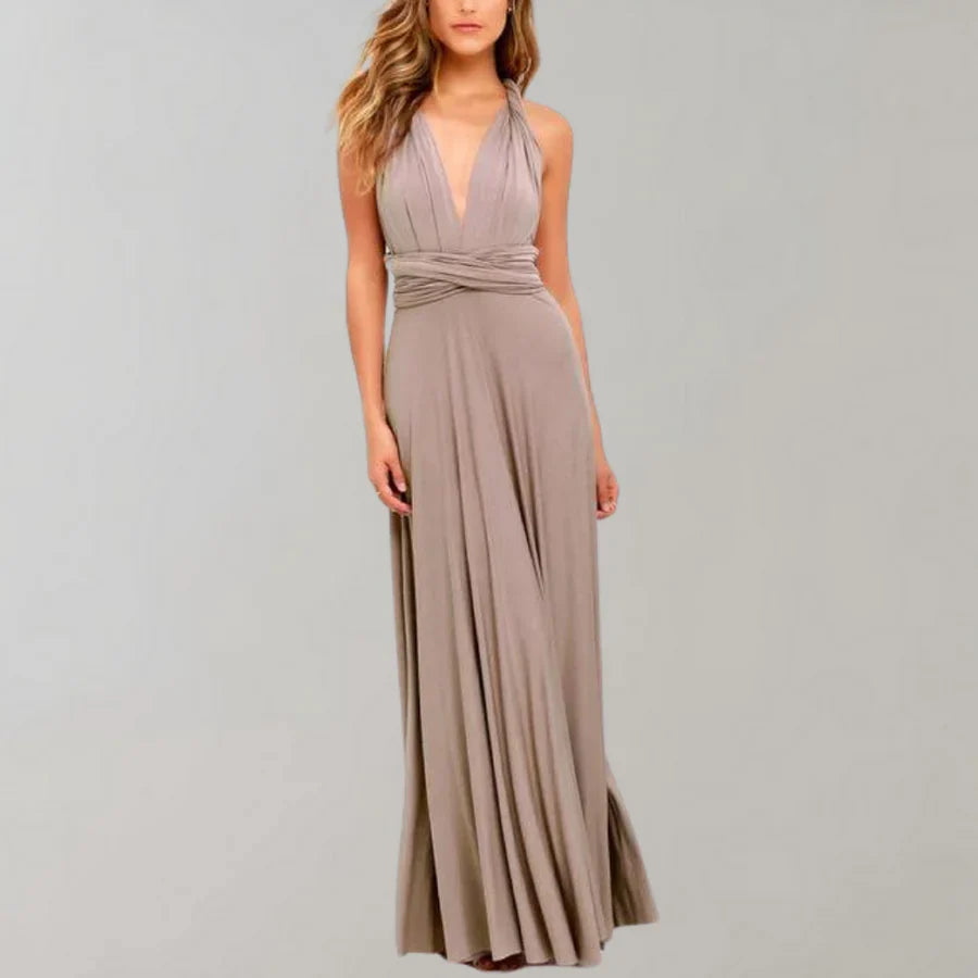 Elegantes, langes Abendkleid in Beige mit tiefem V-Ausschnitt und Wickeldesign. Perfekt für formelle Anlässe und Hochzeiten.