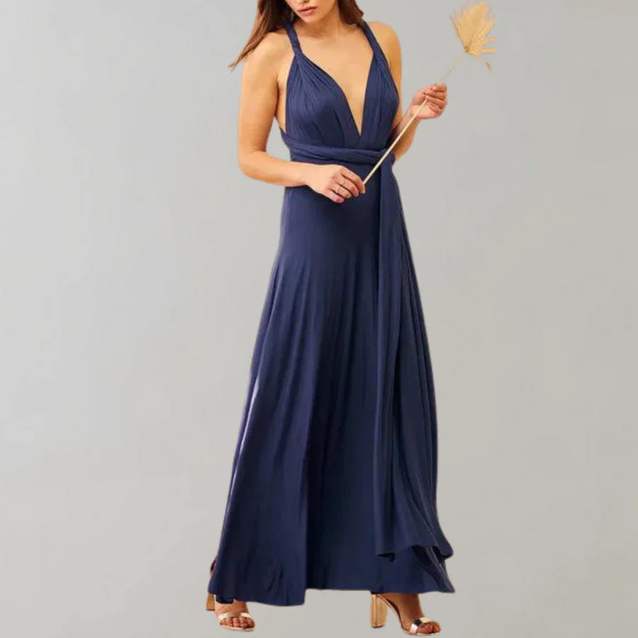 Elegantes, blaues Abendkleid mit tiefem V-Ausschnitt und fließendem Stoff. Perfekt für formelle Anlässe und stilvolle Events.