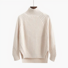 Beiger Strickpullover mit Rollkragen, geripptem Design und langen Ärmeln. Perfekt für Herbstmode, Damenbekleidung, stilvoller Komfort.