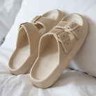 Beige Sandalen mit doppelten Schnallen auf weißem Hintergrund. Komfortable Sommerschuhe, ideal für Strand und Freizeit. Hochwertige Materialien.