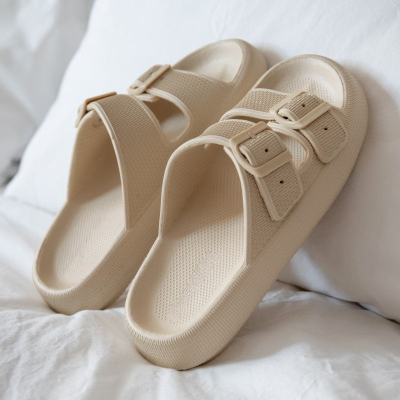 Beige Sandalen mit doppelten Schnallen auf weißem Hintergrund. Komfortable Sommerschuhe, ideal für Strand und Freizeit. Hochwertige Materialien.