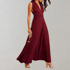 Elegantes dunkelrotes Abendkleid mit V-Ausschnitt und fließendem Rock, ideal für formelle Anlässe. Perfekt kombiniert mit High Heels.