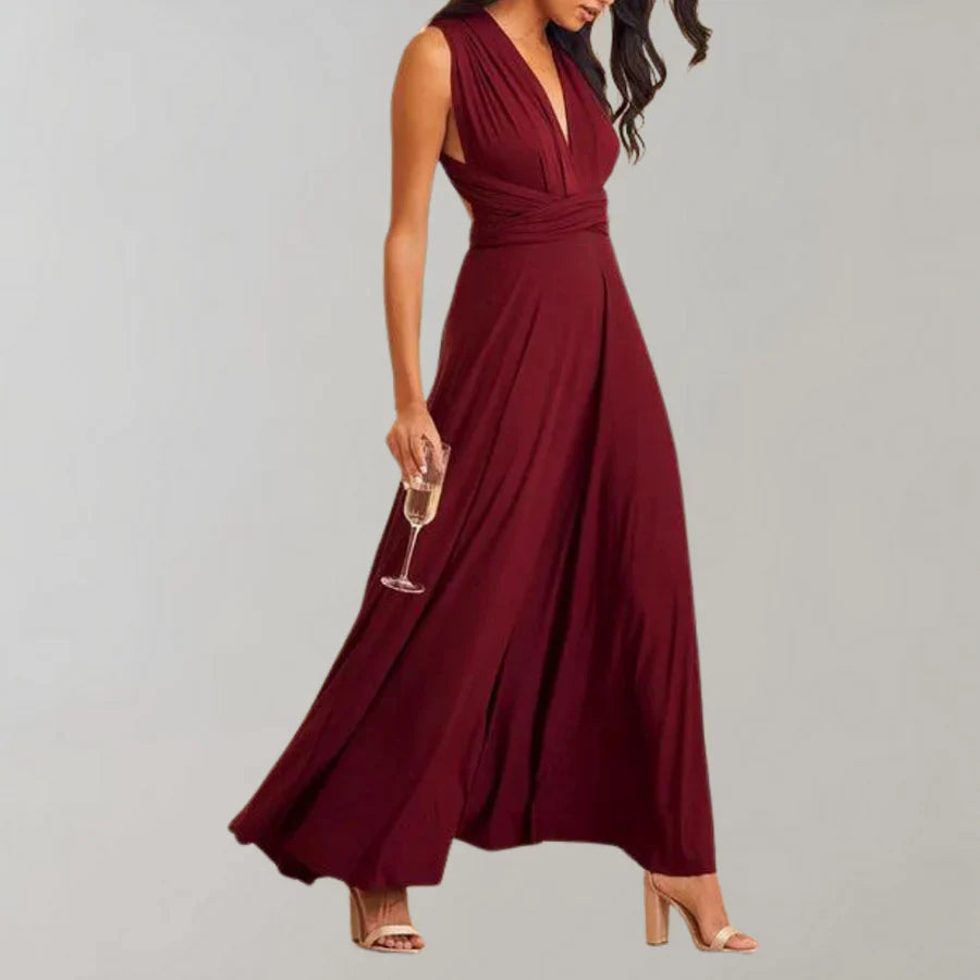 Elegantes dunkelrotes Abendkleid mit V-Ausschnitt und fließendem Rock, ideal für formelle Anlässe. Perfekt kombiniert mit High Heels.