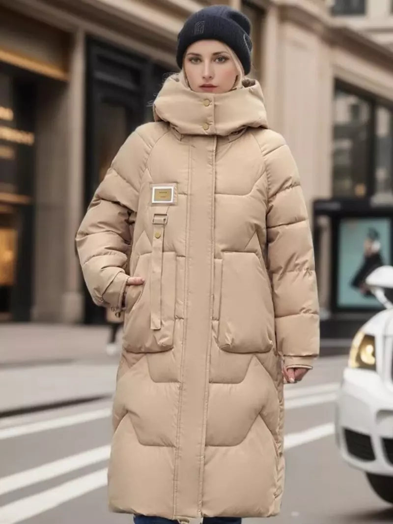 Damen Wintermantel beige, Daunenjacke, warm, modisch, Kapuze, Taschen, urbaner Stil, ideal für kalte Tage, trendige Wintermode.
