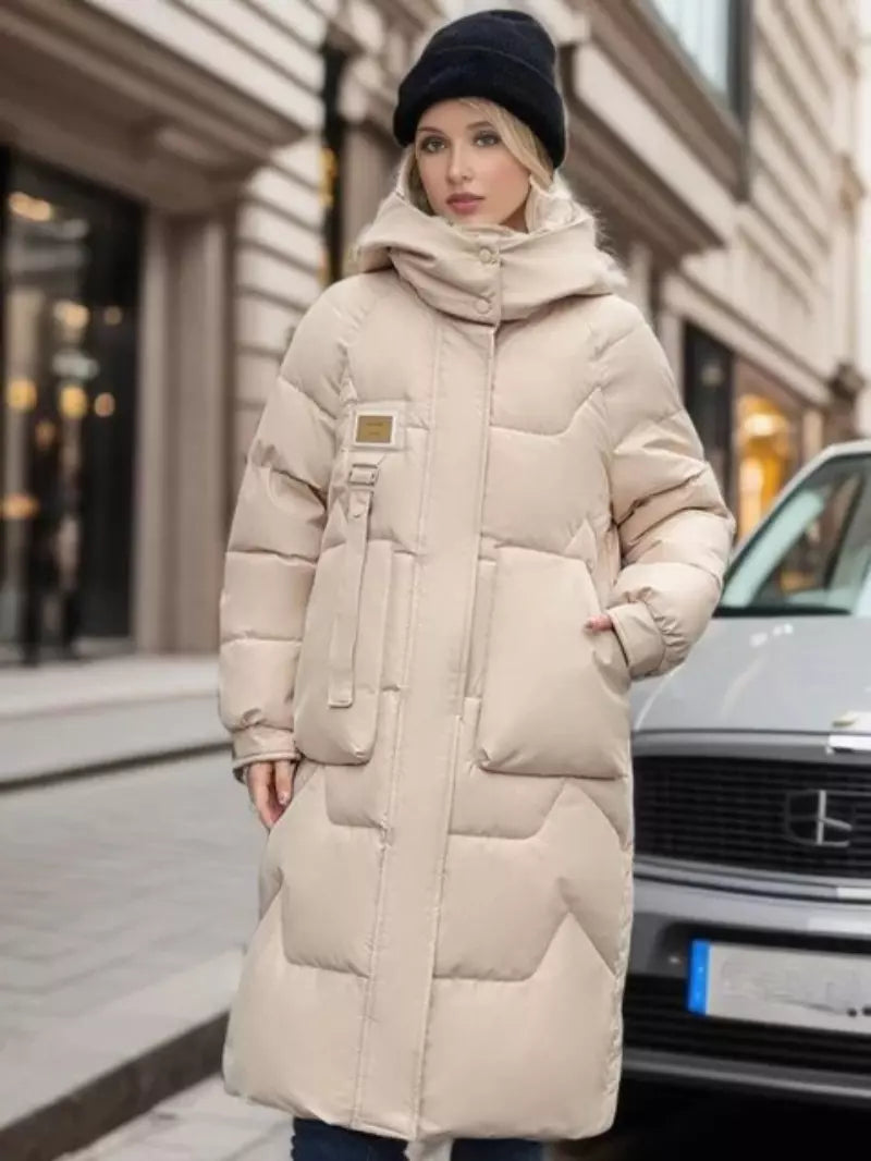 Damen Wintermantel beige, Daunenjacke, warm, modisch, Kapuze, Taschen, ideal für kalte Tage, stilvoller Look, urbaner Hintergrund.