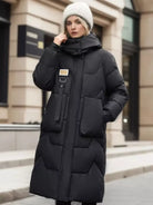 Damen Wintermantel, schwarz, lang, mit Kapuze, warm gefüttert. Perfekt für kalte Tage. Modischer Look, ideal für Wintermode und Outdoor-Aktivitäten.