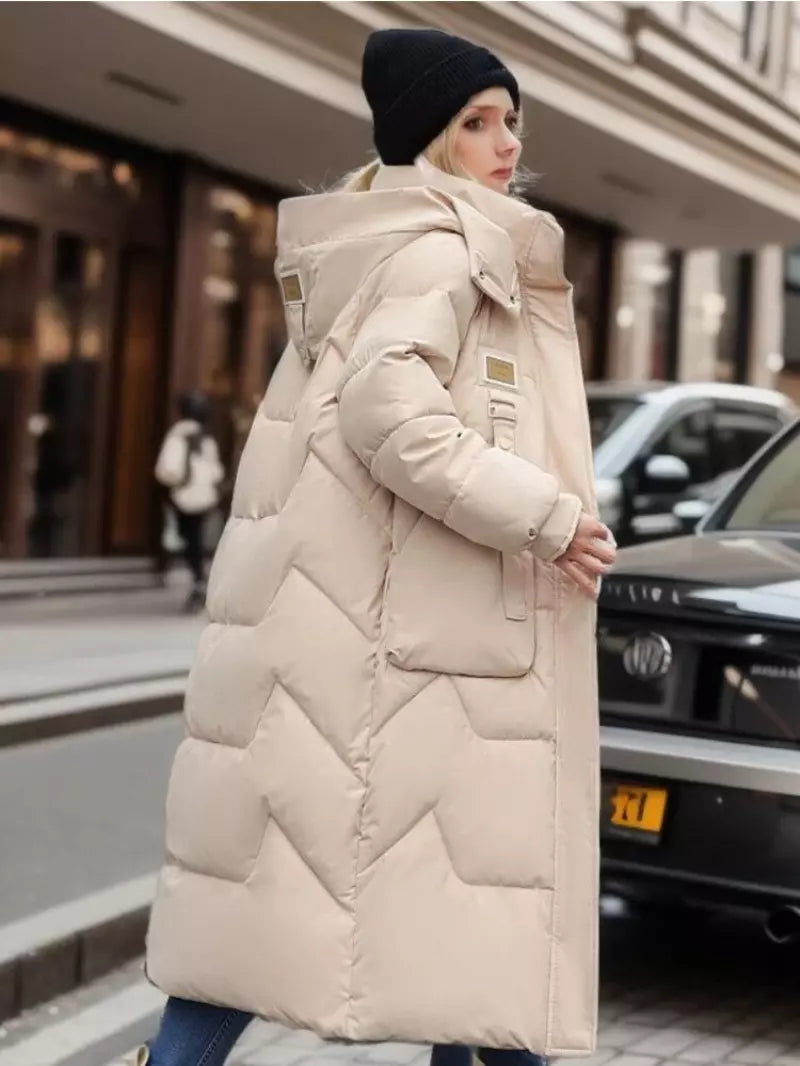 Damen Wintermantel beige, Daunenoptik, Kapuze, modisch, warm, ideal für kalte Tage, urbaner Stil, trendige Wintermode, Outdoor-Bekleidung.