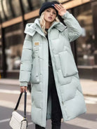 Damen Wintermantel in Hellblau, gesteppt, mit Kapuze. Modischer, warmer Daunenmantel, ideal für kalte Tage. Perfekt für stilvolle Wintermode.