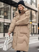 Damen Wintermantel beige, Daunenjacke, warm, modisch, Kapuze, gesteppte Optik, ideal für kalte Tage, urbaner Stil, elegantes Design.