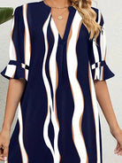 Damenkleid mit blau-weißem Streifenmuster, V-Ausschnitt und kurzen Ärmeln. Modisches Sommerkleid, ideal für Freizeit und Strand.