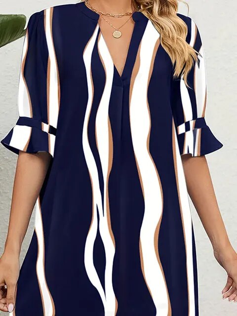 Damenkleid mit blau-weißem Streifenmuster, V-Ausschnitt und kurzen Ärmeln. Modisches Sommerkleid, ideal für Freizeit und Strand.
