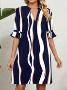 Damenkleid in Blau-Weiß mit abstraktem Streifenmuster, V-Ausschnitt und kurzen Ärmeln. Modisches Sommerkleid, ideal für Freizeit und Büro.