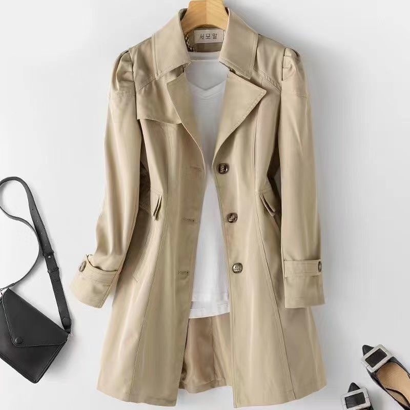 Eleganter khakifarbener Trenchcoat für Damen, ideal für Herbstmode. Stilvoller Mantel mit Knopfleiste, perfekt kombinierbar mit Freizeitoutfits.