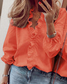 Frau in roter Rüschenbluse und Jeans, Spiegelselfie, modische Damenbekleidung, Freizeitlook.