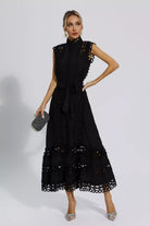 Schwarzes ärmelloses Maxi-Kleid mit Lochmuster, elegant, Damenmode, Abendkleid.