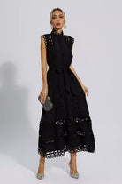 Schwarzes ärmelloses Maxi-Kleid mit Lochmuster, elegantes Design, Damenmode.