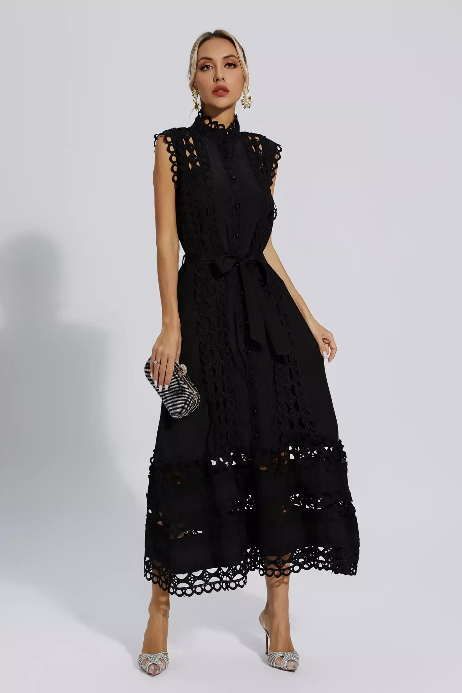 Schwarzes ärmelloses Maxi-Kleid mit Lochmuster, elegantes Design, Damenmode.