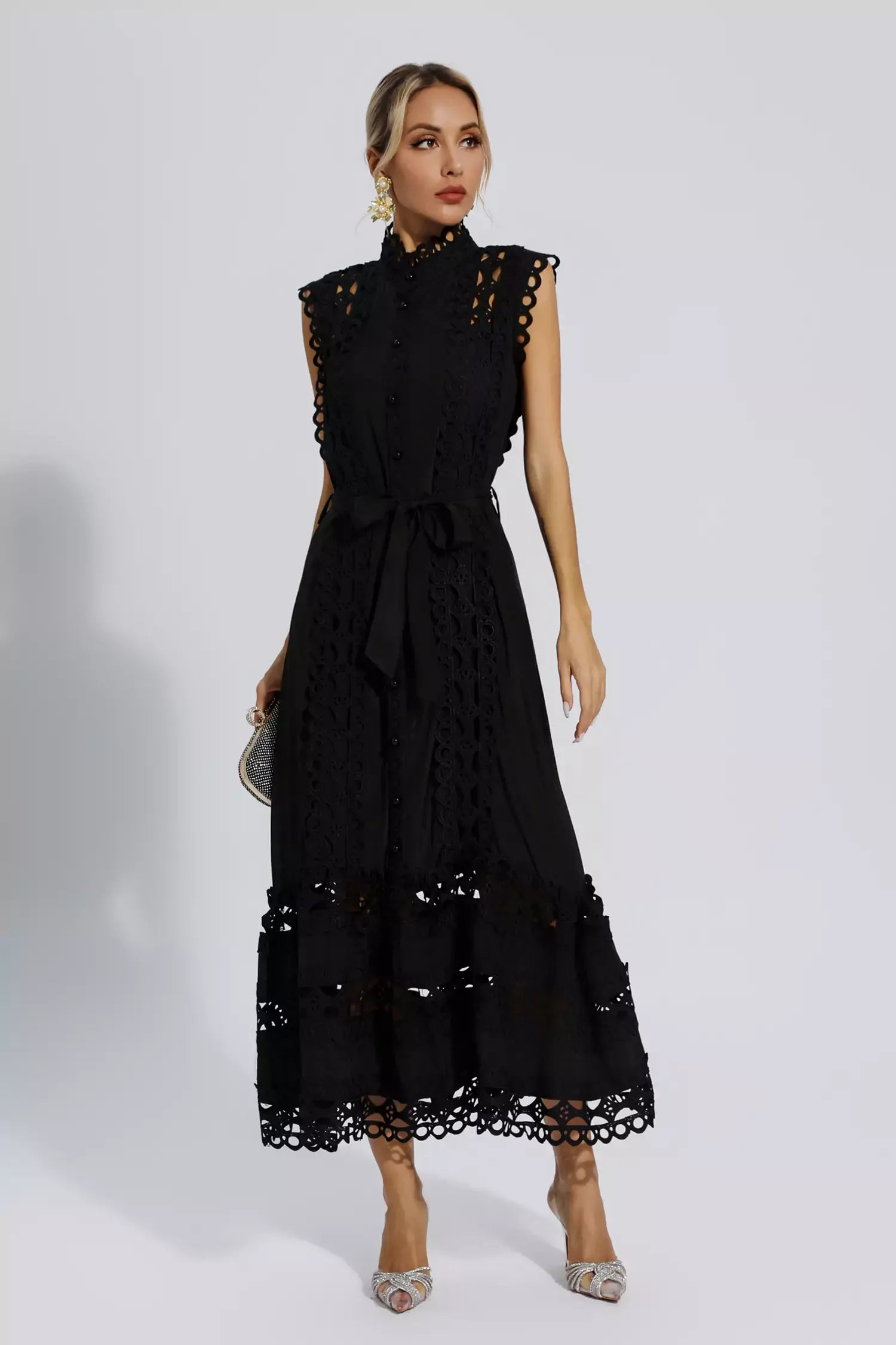Schwarzes ärmelloses Maxi-Kleid mit Lochmuster, elegantes Design, Damenmode.