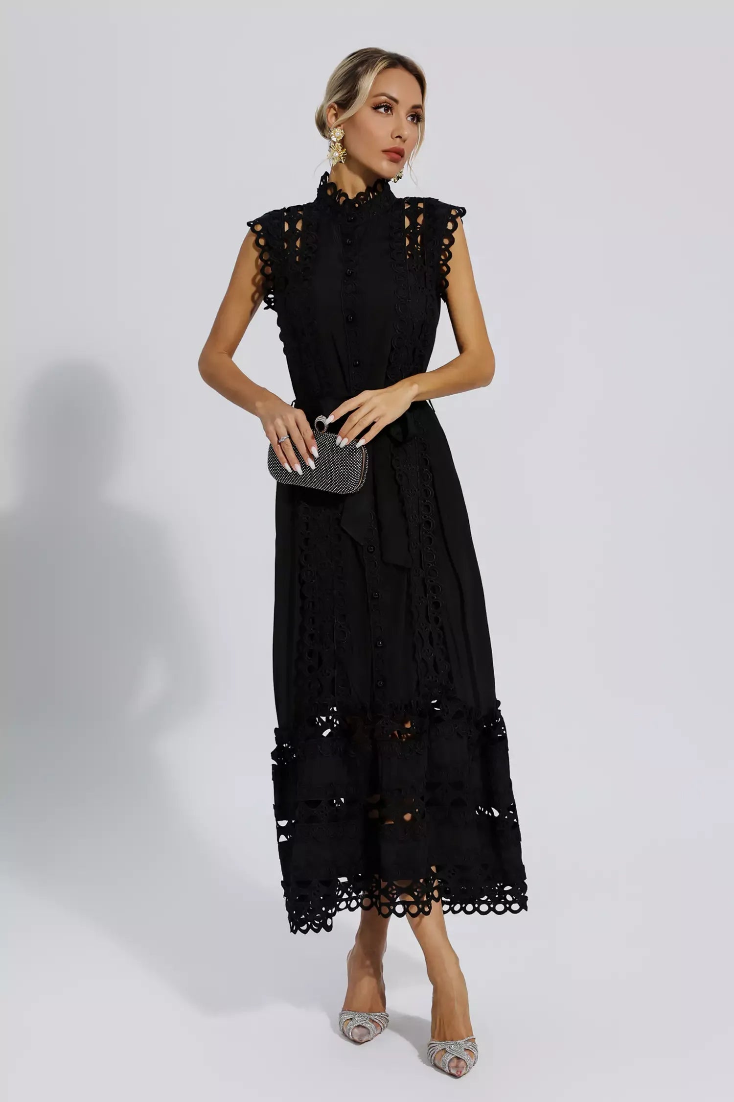 Schwarzes ärmelloses Maxi-Kleid mit Lochmuster, elegantes Design, Damenmode.