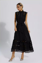 Schwarzes ärmelloses Maxi-Kleid mit Lochmuster, elegantes Design, Damenmode.