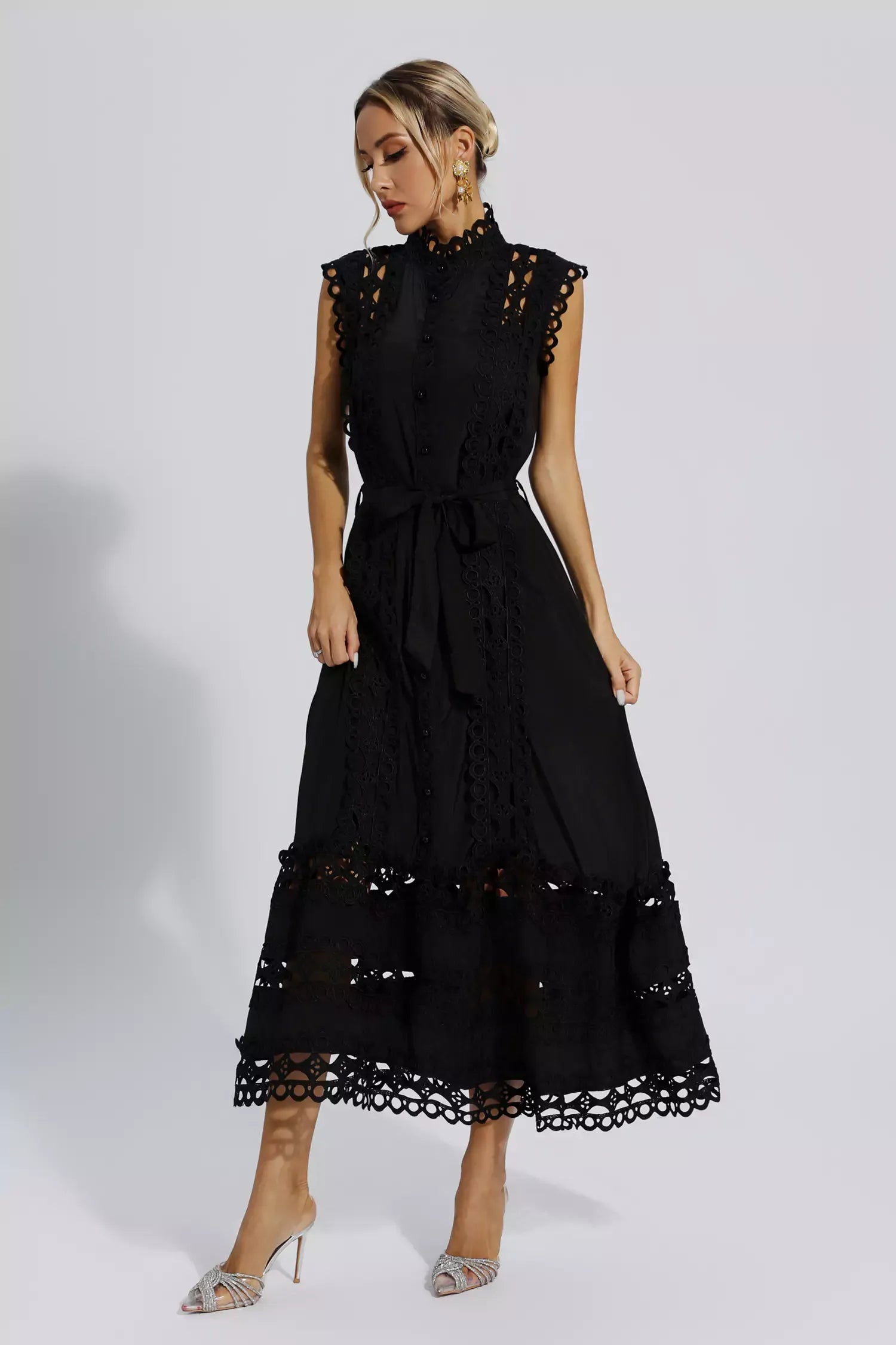 Schwarzes ärmelloses Maxi-Kleid mit Lochmuster, elegantes Design, Damenmode.