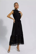 Schwarzes ärmelloses Maxi-Kleid mit Lochmuster, elegantes Design, Damenmode.