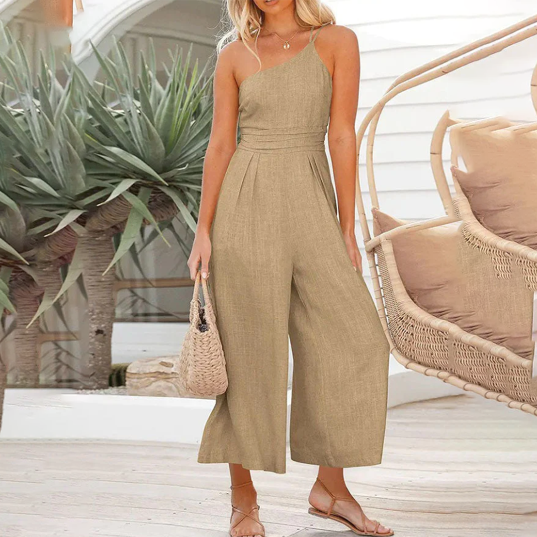 Frau in khaki Jumpsuit, Sommermode, Strandkleidung, mit Strohtasche, lässiger Stil.