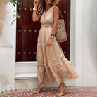 Elegantes, ärmelloses Maxikleid in Khaki mit Spitzen-Details, ideal für Sommermode. Perfekt kombiniert mit Strohhut und Sandalen für einen Boho-Look.
