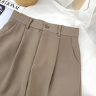 Elegante khakifarbene Hose aus Baumwolle, ideal für Business- und Freizeitlooks. Hochwertige Verarbeitung, zeitloses Design, vielseitig kombinierbar.