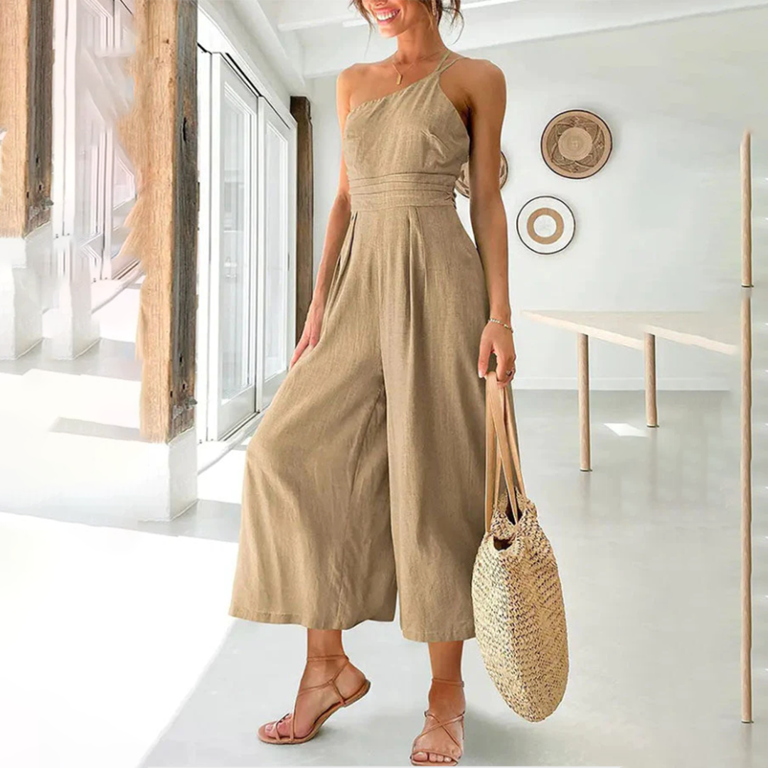 Frau in khaki Jumpsuit mit Strohtasche, Sommermode, elegantes Design, helle Umgebung.