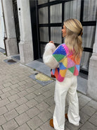Farbige Patchwork-Strickjacke mit langen Ärmeln, ideal für Damen im Herbst und Winter. Elegante Streetwear, modisch und vielseitig kombinierbar.