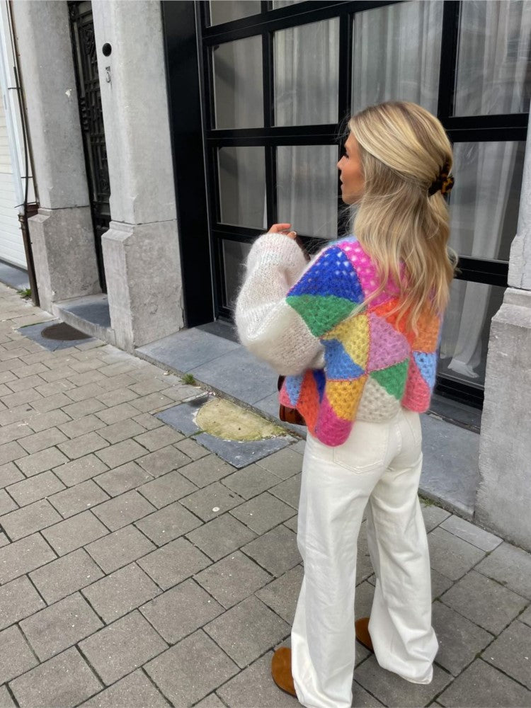 Farbige Patchwork-Strickjacke mit langen Ärmeln, ideal für Damen im Herbst und Winter. Elegante Streetwear, modisch und vielseitig kombinierbar.
