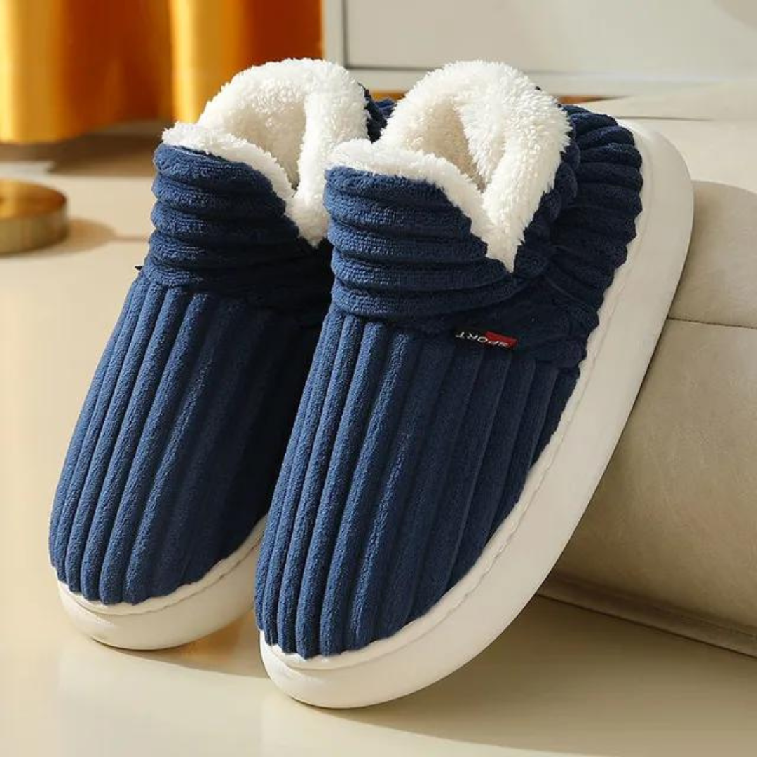 Blaue, gefütterte Hausschuhe mit weicher Sohle, ideal für Komfort und Wärme. Perfekt für gemütliche Winterabende zu Hause.