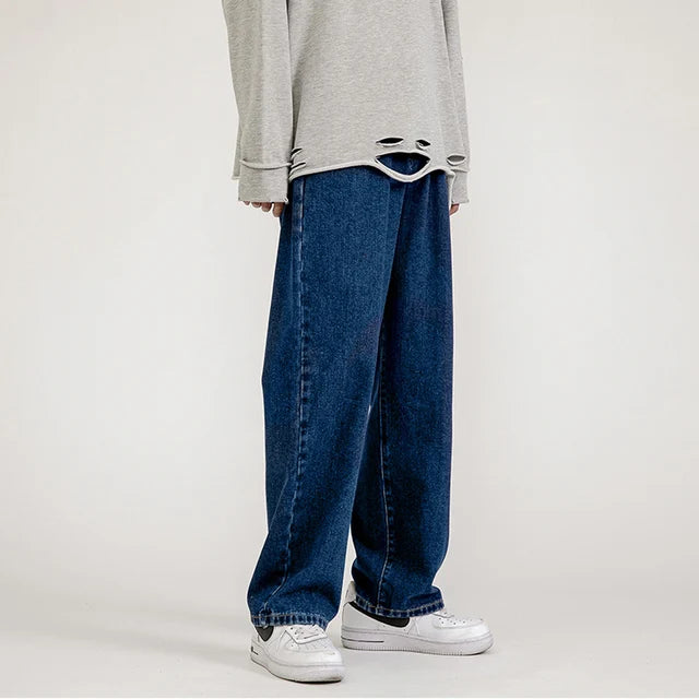 Weite Herrenjeans im Baggy-Stil, Streetwear, Frühling 2024. Dunkelblauer Denim, gerade geschnitten, modisch und bequem.