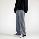 Weite Herrenjeans im koreanischen Streetwear-Stil, Frühling 2024. Baggy, gerade geschnitten, ideal für trendbewusste Modefans.