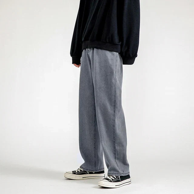 Weite Herrenjeans im koreanischen Streetwear-Stil, Frühling 2024. Baggy, gerade geschnitten, ideal für trendbewusste Modefans.