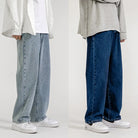 Weite Herrenjeans im koreanischen Streetwear-Stil, Frühling 2024. Baggy, gerade geschnittene Denim-Hosen, modisch und bequem.