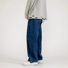 Weite Herrenjeans, koreanische Mode, Frühling 2024. Baggy Denim, Streetwear, gerade Passform. Trendige, lässige Hose für Männer.