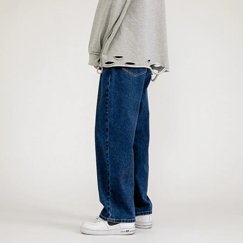 Weite Herrenjeans, koreanische Mode, Frühling 2024. Baggy Denim, Streetwear, gerade Passform. Trendige, lässige Hose für Männer.