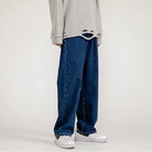 Weite Herrenjeans im koreanischen Streetwear-Stil, Frühling 2024. Baggy, gerade geschnittene Denim-Hose, ideal für modische Freizeitlooks.